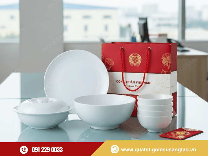 Bộ chén dĩa sứ cao cấp trong hộp quà Tết trang nhã, vừa đẹp mắt theo xu hướng quà tết đa dụng Bộ chén dĩa sứ cao cấp trong hộp quà Tết trang nhã, vừa đẹp mắt theo xu hướng quà tết đa dụng