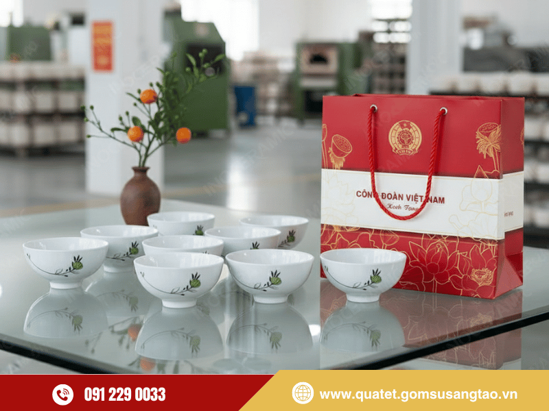 Quà Tết công nhân gốm sứ Bát Tràng mang giá trị truyền thống và phong thủy Quà Tết công nhân gốm sứ Bát Tràng mang giá trị truyền thống và phong thủy