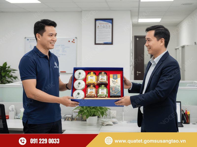 Combo quà Tết gốm sứ Bát Tràng trọn bộ tri ân công nhân dịp Tết 2026. Combo quà Tết gốm sứ Bát Tràng trọn bộ tri ân công nhân dịp Tết 2026.