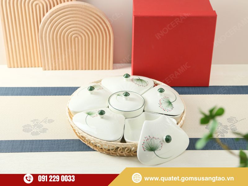 Khay mứt in logo phong thủy, biểu tượng sum vầy và tài lộc ngày Tết Khay mứt in logo phong thủy, biểu tượng sum vầy và tài lộc ngày Tết
