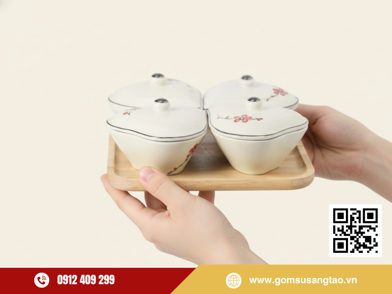 Bộ khay 4 hũ mứt Tết tim đào đỏ sang trọng Bộ khay 4 hũ mứt Tết tim đào đỏ sang trọng