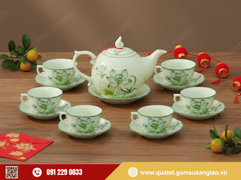Học sinh trao tặng bộ ấm trà gốm sứ làm quà Tết cho thầy cô như lời chúc an khang và thịnh vượng Học sinh trao tặng bộ ấm trà gốm sứ làm quà Tết cho thầy cô như lời chúc an khang và thịnh vượng