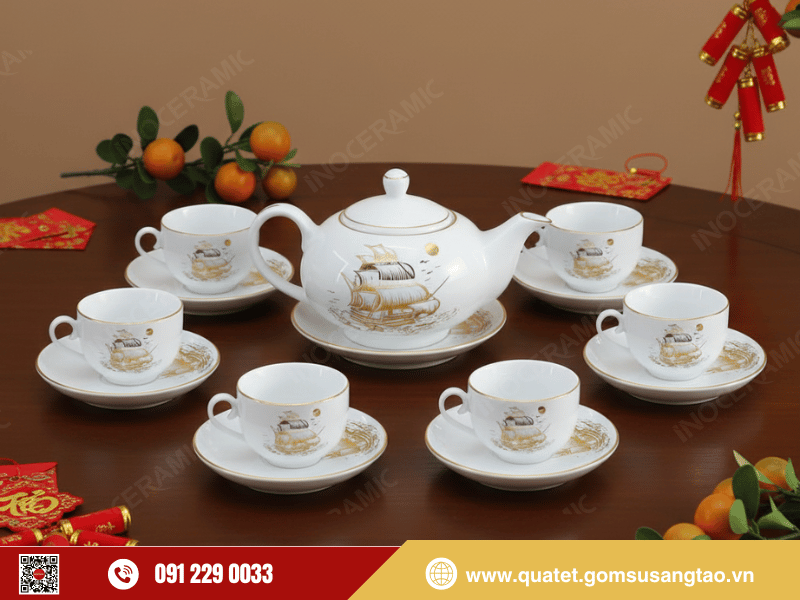 Bộ trà Minh Nguyệt Thuận Buồm họa tiết thuyền vàng trên nền sứ trắng tinh khôi Bộ trà Minh Nguyệt Thuận Buồm họa tiết thuyền vàng trên nền sứ trắng tinh khôi