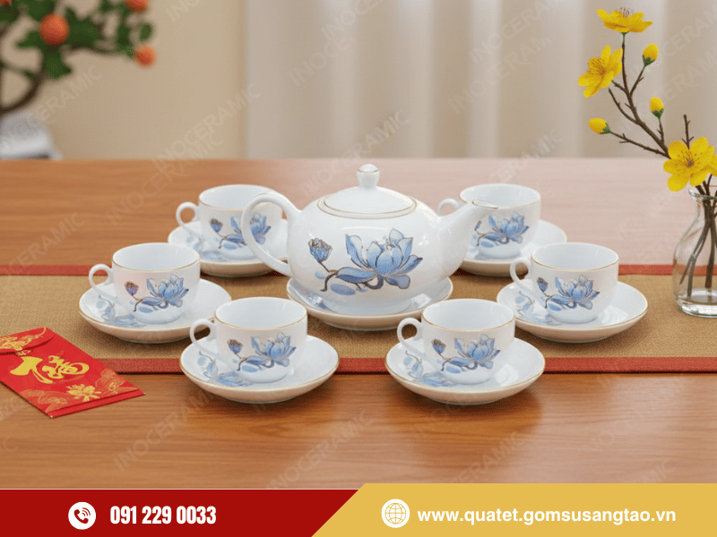Bộ trà Minh Nguyệt kẻ vàng với họa tiết hoa sen xanh biểu trưng cho thịnh vượng và bình an