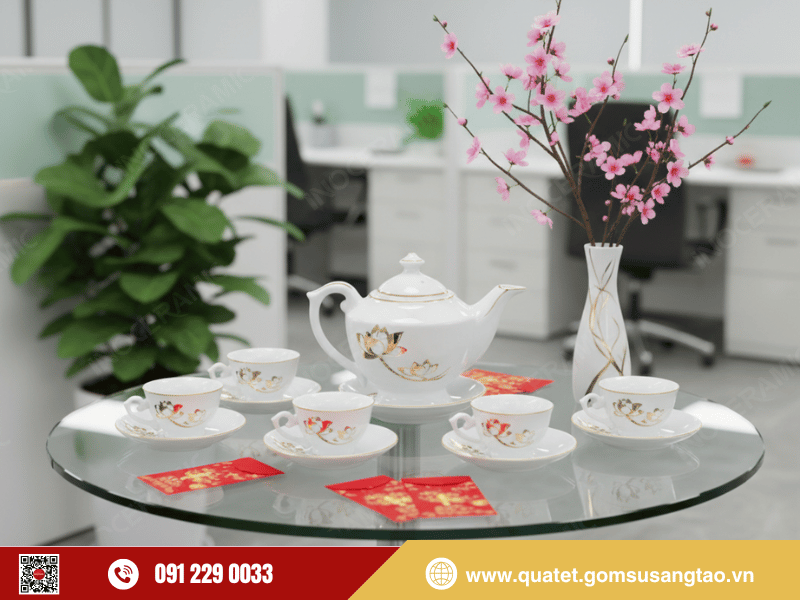 Bộ trà Thần Đèn Sen Vàng được làm từ gốm sứ Bát Tràng cao cấp
