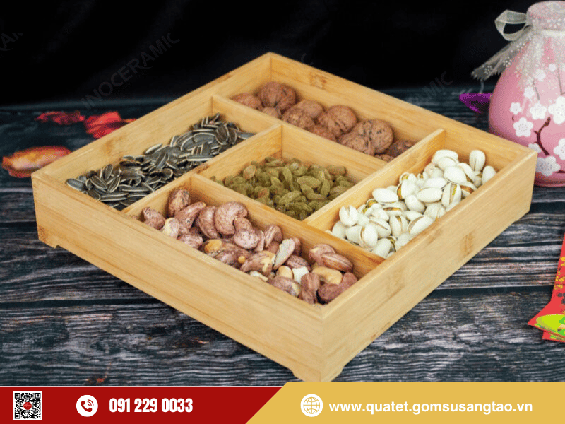 Khay mứt gỗ tự nhiên được chạm khắc tinh xảo, bày cùng ấm trà và bánh mứt Tết Khay mứt gỗ tự nhiên được chạm khắc tinh xảo, bày cùng ấm trà và bánh mứt Tết