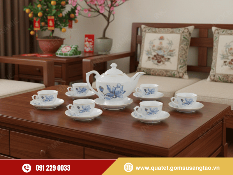 Thiết kế dáng ấm Thần Đèn mềm mại kết hợp họa tiết hoa sen xanh