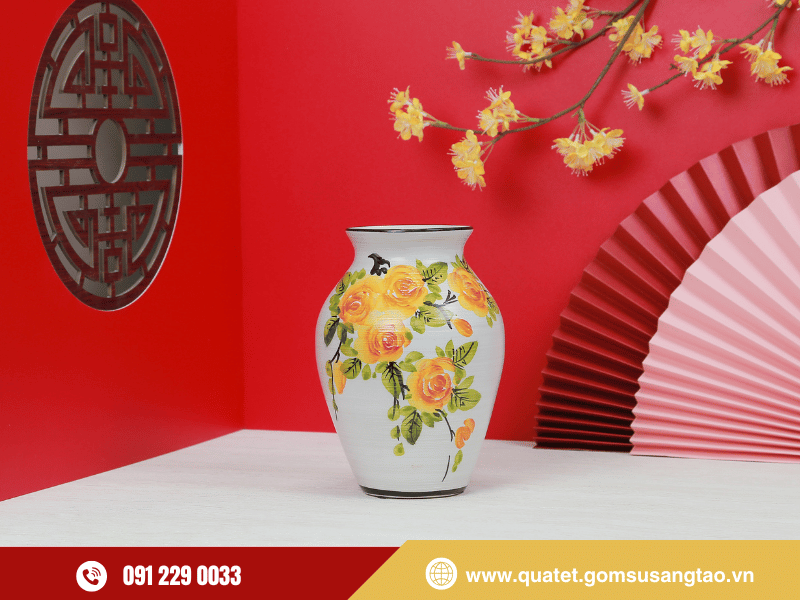 Bình hoa gốm sứ phong thủy làm quà Tết nhân viên ý nghĩa