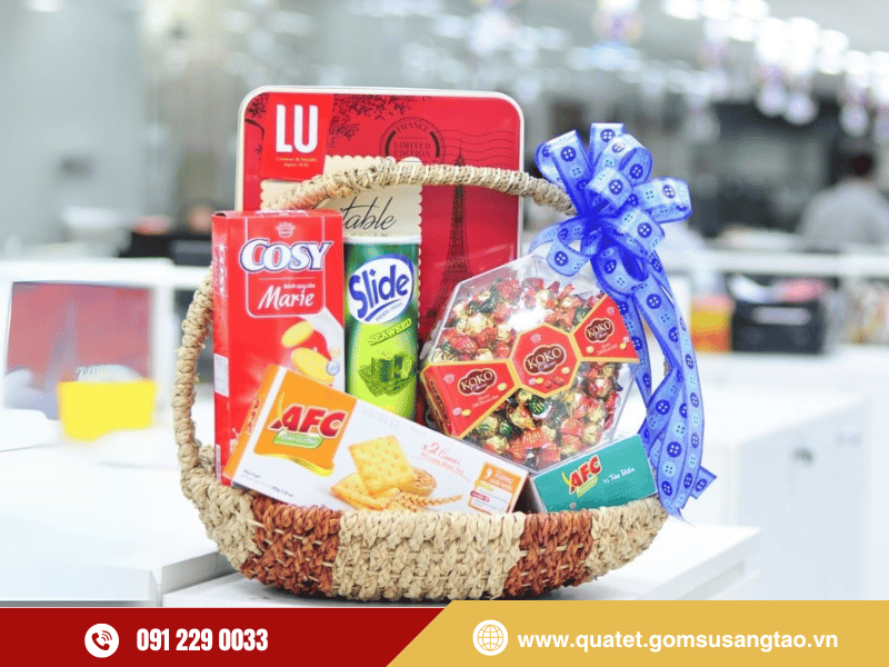 Giỏ quà bánh kẹo Tết doanh nghiệp tặng nhân viên và khách hàng Giỏ quà bánh kẹo Tết doanh nghiệp tặng nhân viên và khách hàng