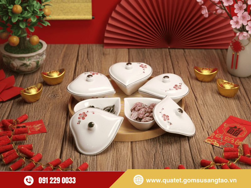 Khay 5 hũ mứt gốm sứ men trắng hoa đào đỏ vẽ tay
